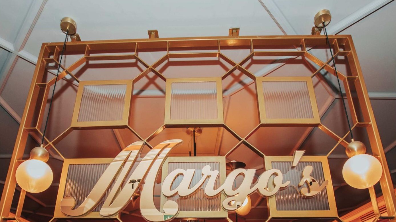 Parkview Hotel - Margo's Restaurant signage